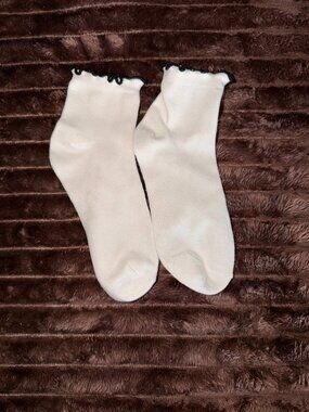 Stylish white ankle socks, size 8-10